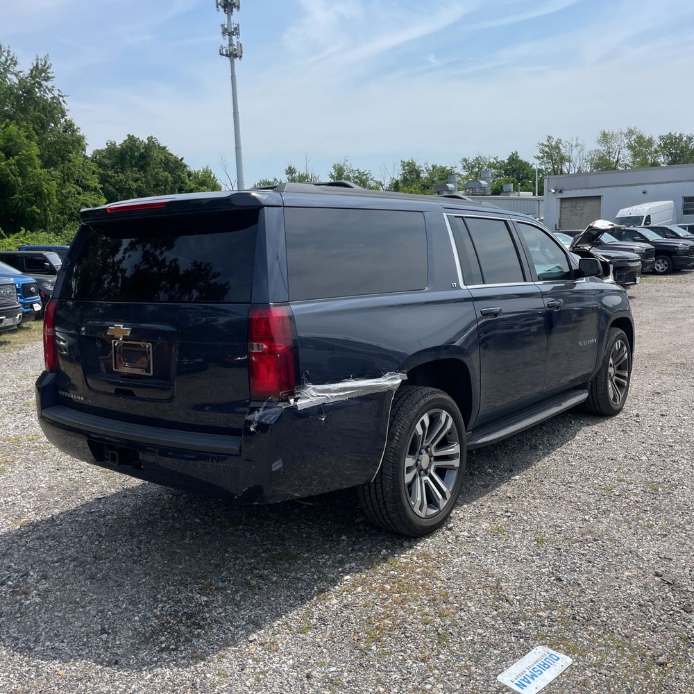 2017 Chevrolet Suburban LT photo 7