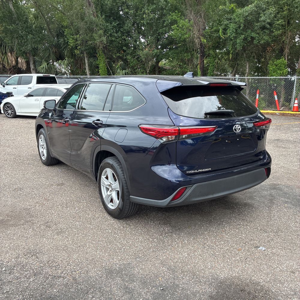 2021 Toyota Highlander LE photo 5