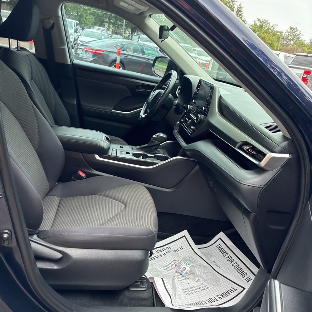 2021 Toyota Highlander LE photo 33