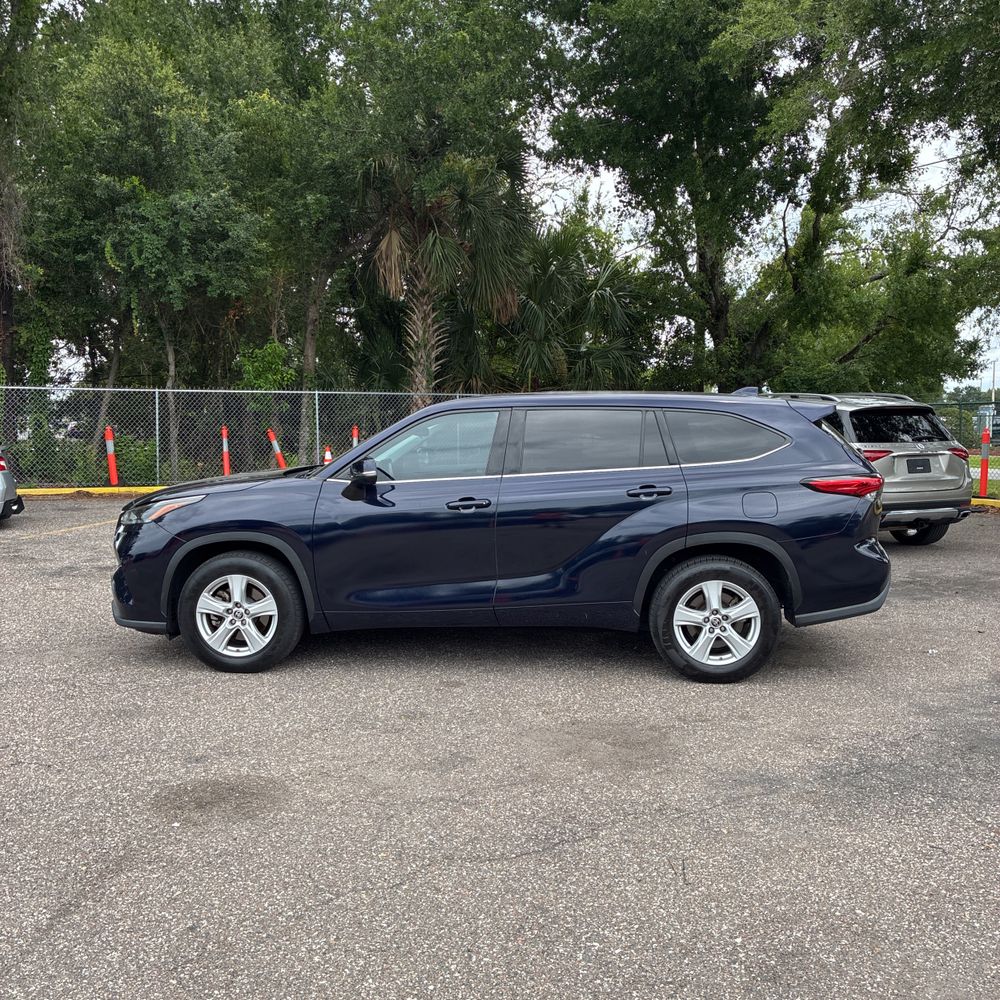2021 Toyota Highlander LE photo 3