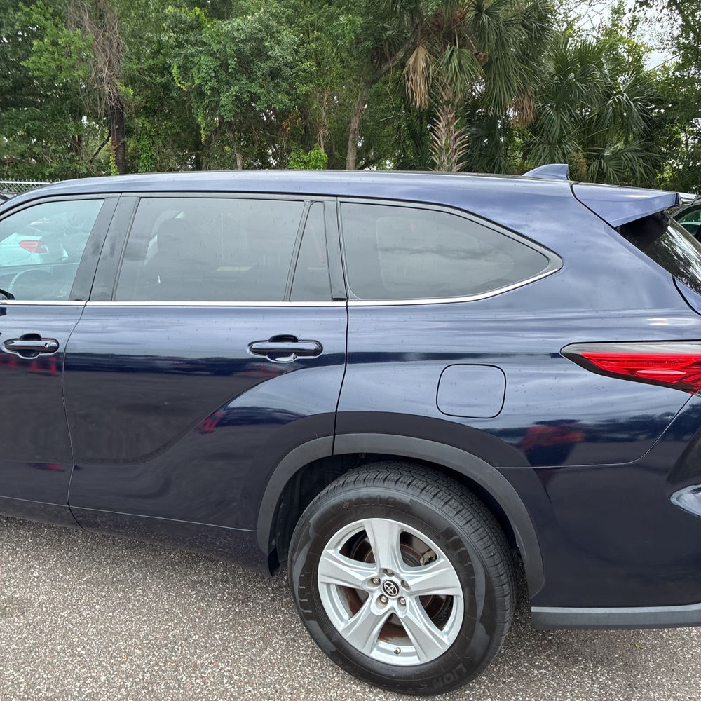 2021 Toyota Highlander LE photo 6