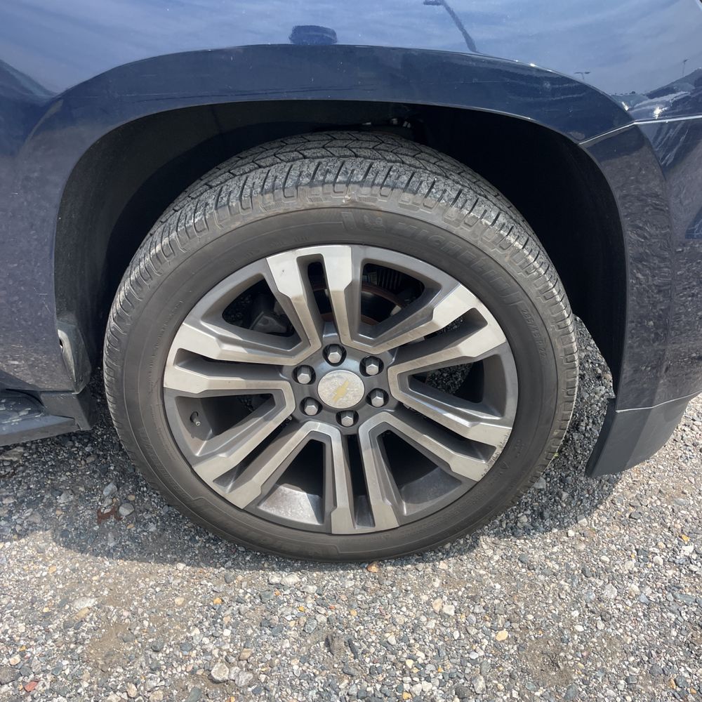 2017 Chevrolet Suburban LT photo 18