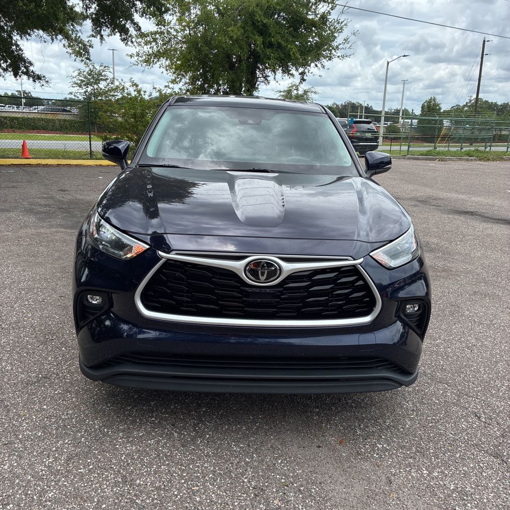 2021 Toyota Highlander LE photo 14