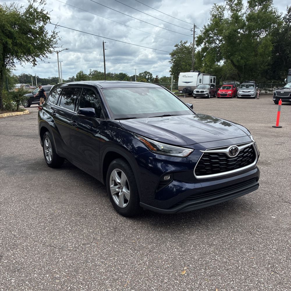 2021 Toyota Highlander LE photo 12