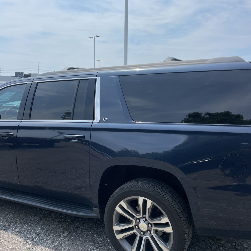 2017 Chevrolet Suburban LT photo 5