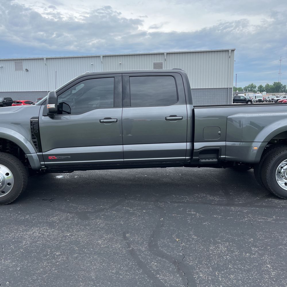 2025 Ford F-450 Super Duty Platinum
