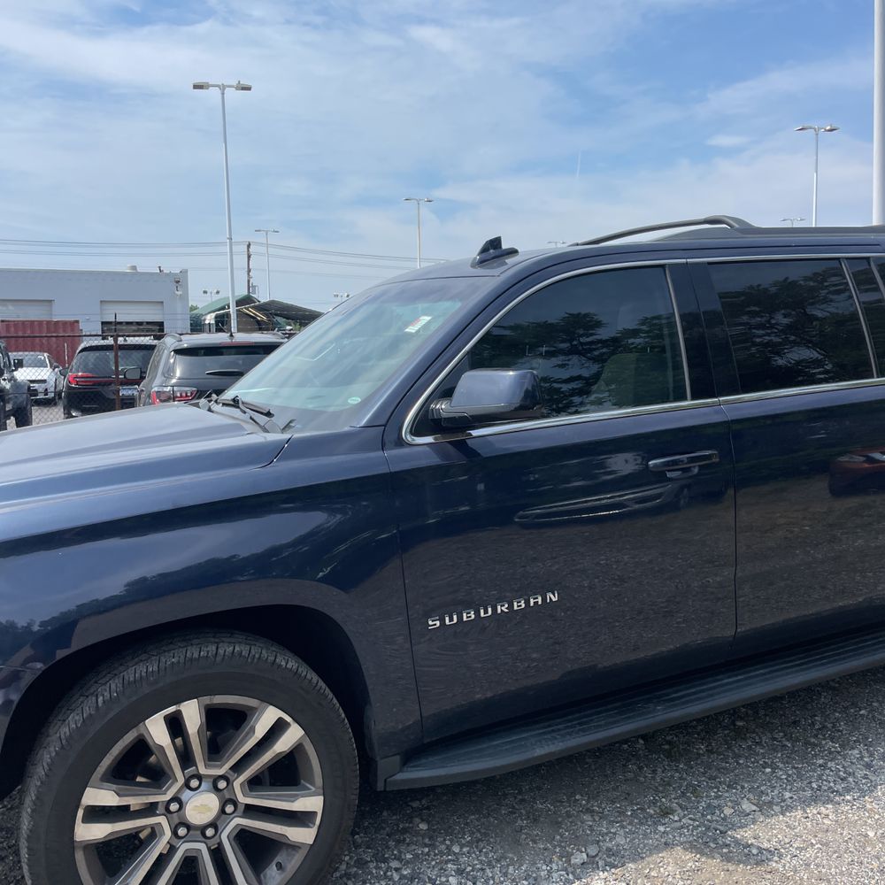 2017 Chevrolet Suburban LT photo 2