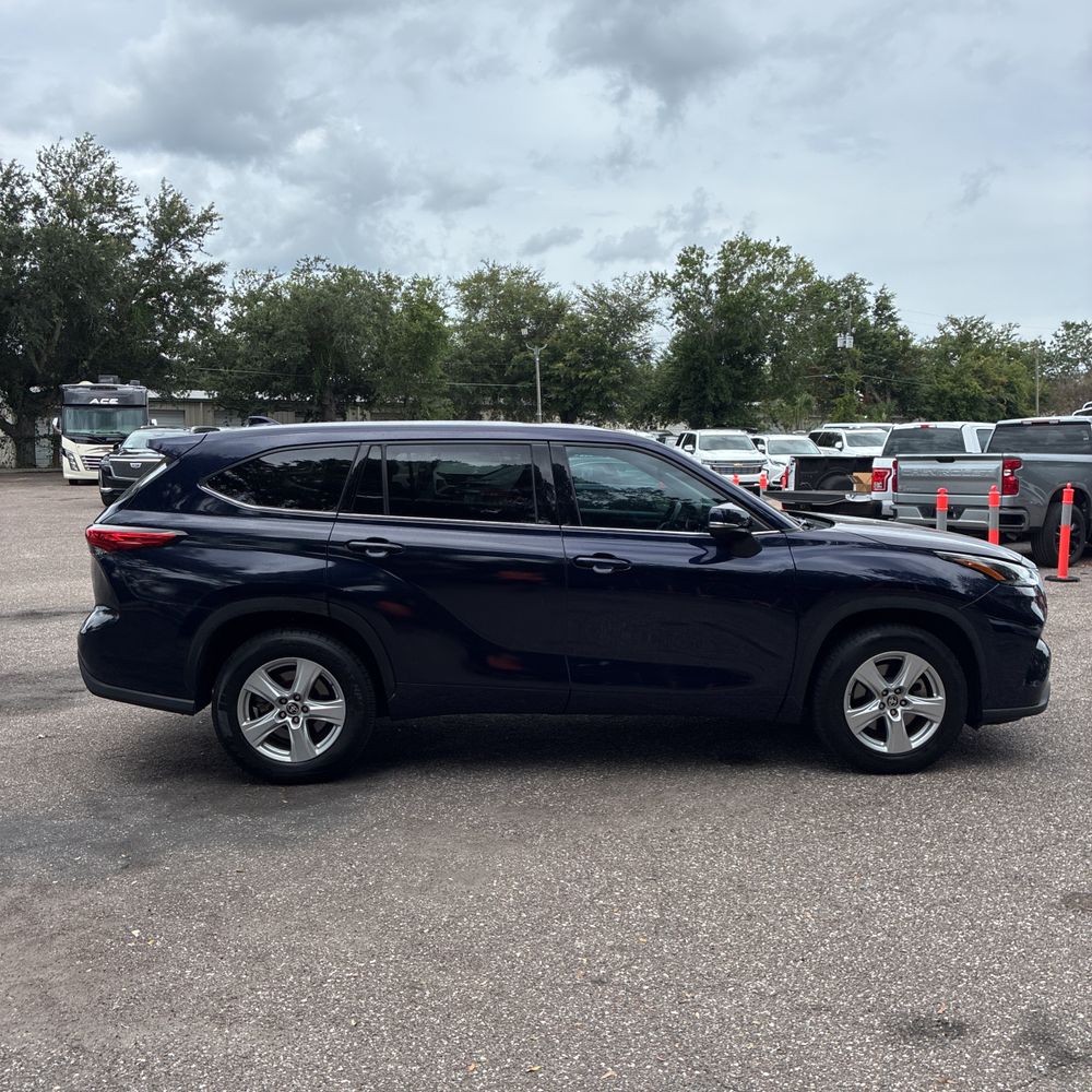 2021 Toyota Highlander LE photo 10