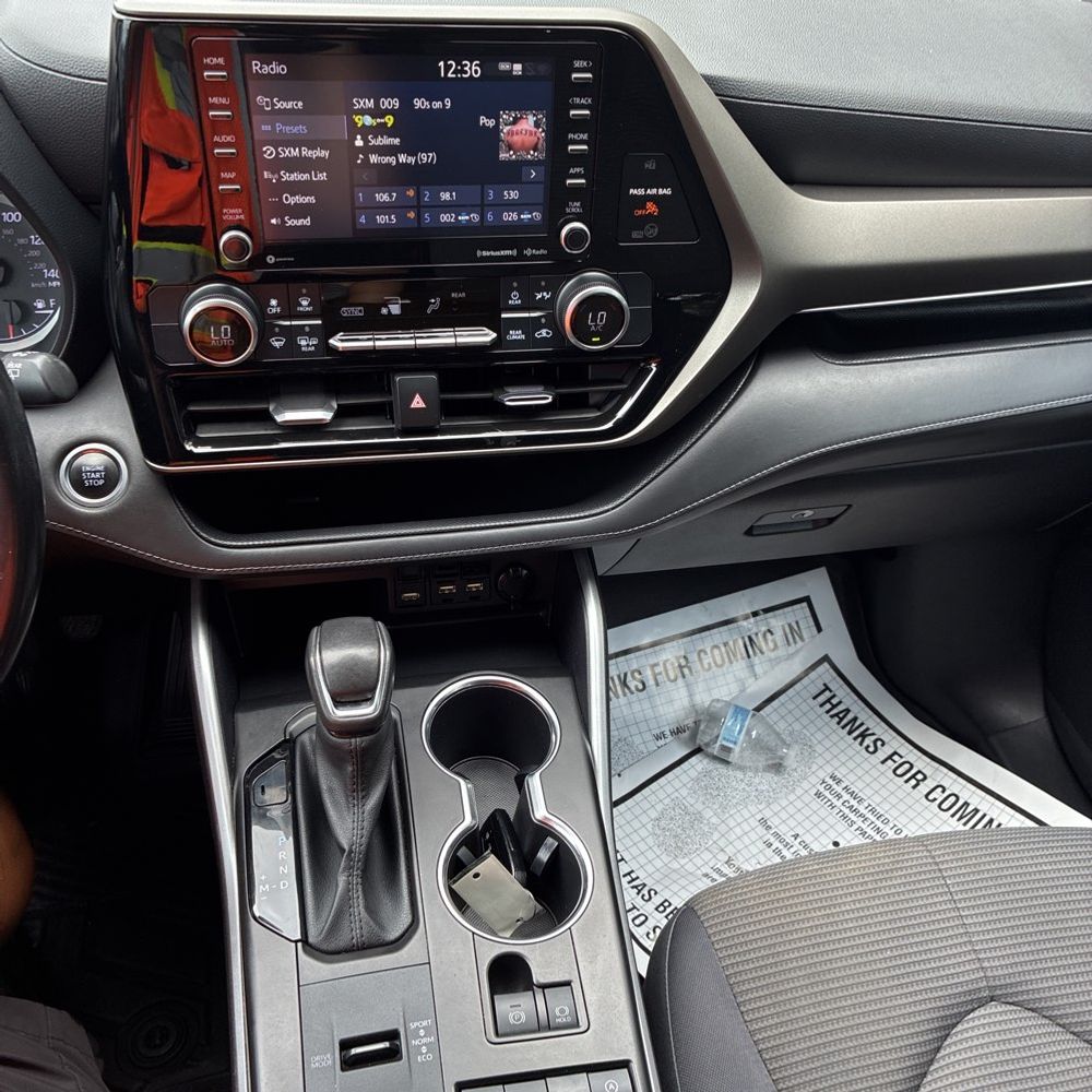 2021 Toyota Highlander LE photo 38