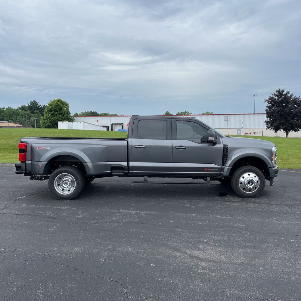 2025 Ford F-450 Super Duty Platinum