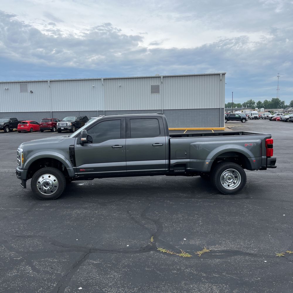 2025 Ford F-450 Super Duty Platinum