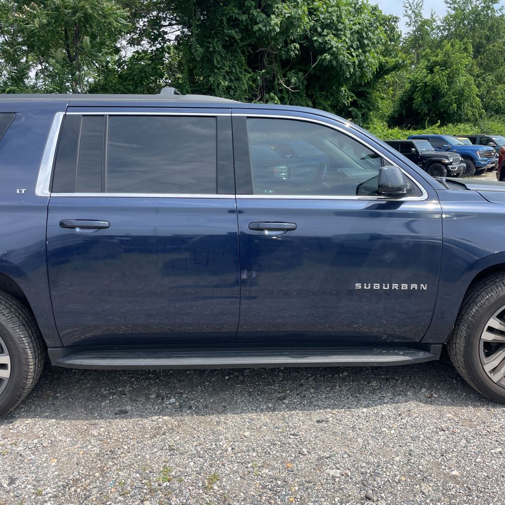 2017 Chevrolet Suburban LT photo 9