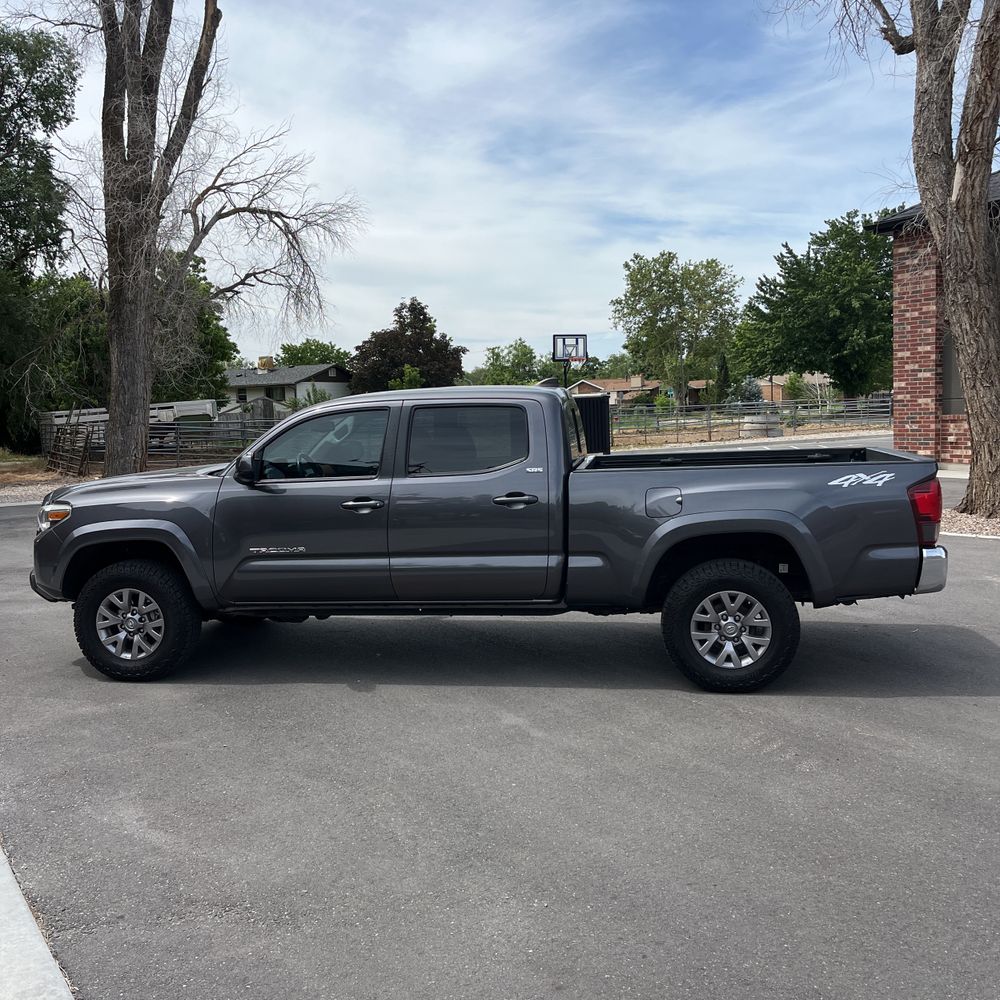 2018 Toyota Tacoma SR5 V6 photo 3
