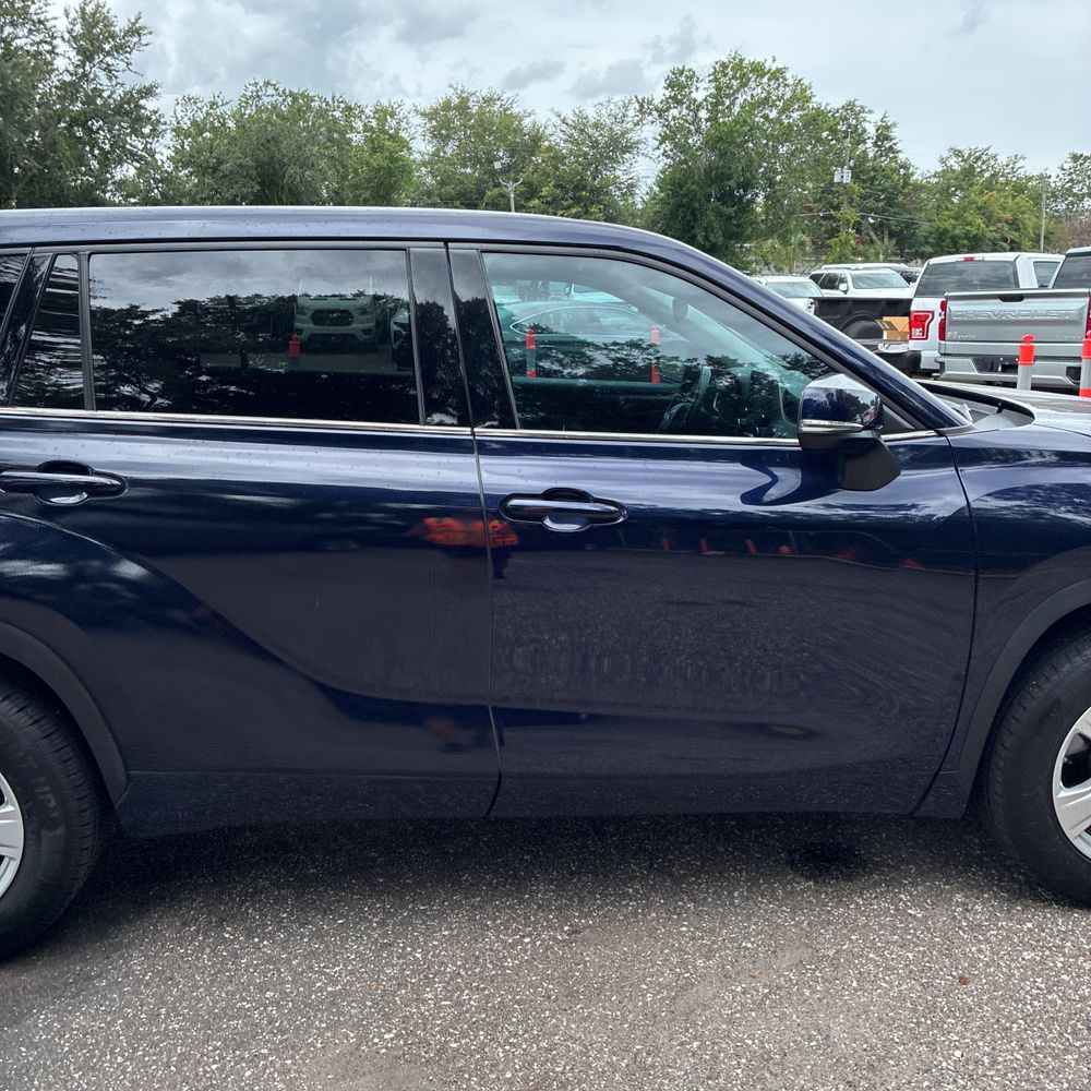 2021 Toyota Highlander LE photo 11
