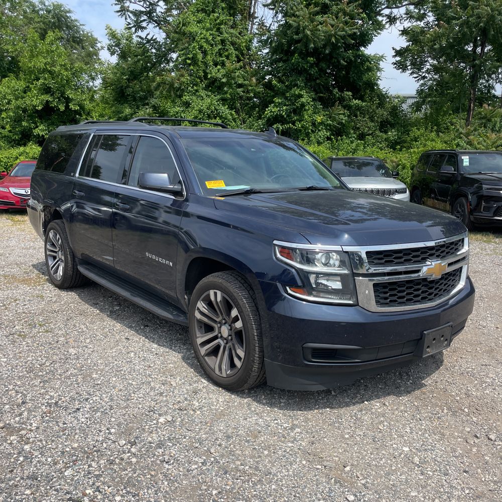 2017 Chevrolet Suburban LT photo 10