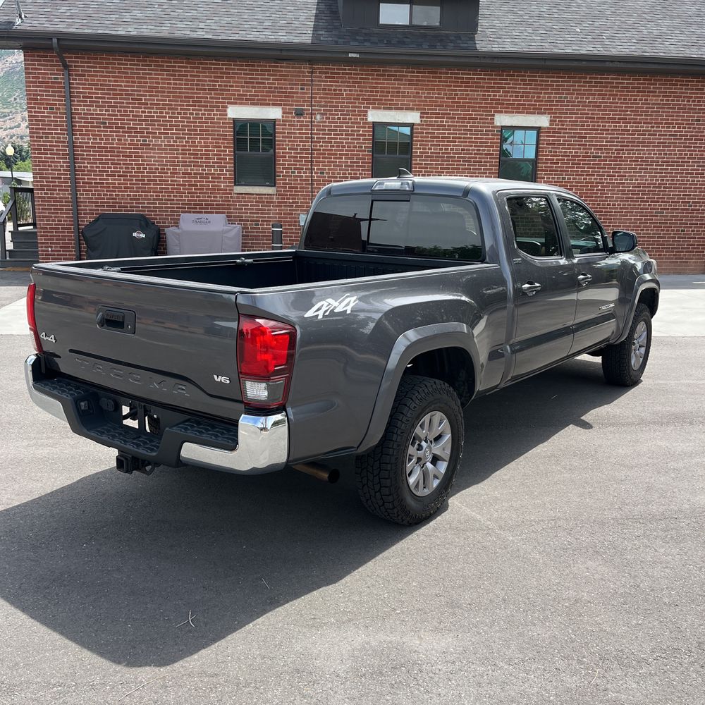 2018 Toyota Tacoma SR5 V6 photo 8