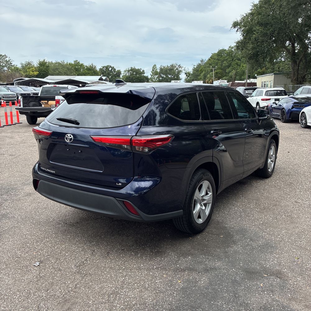 2021 Toyota Highlander LE photo 8
