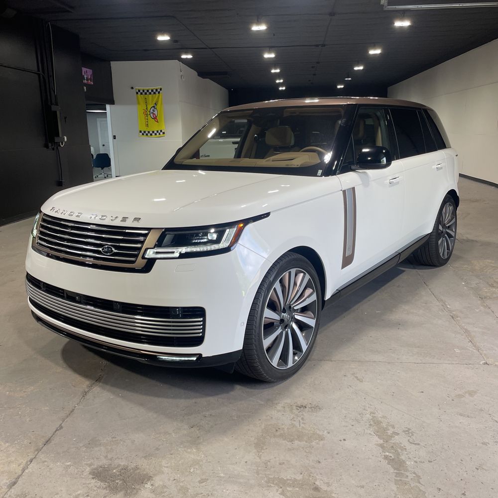 2022 Land Rover SV Base