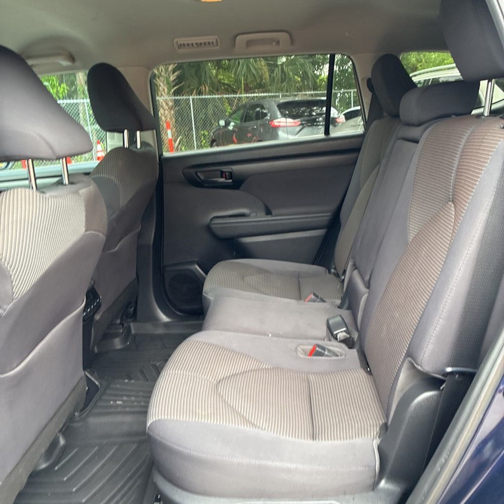2021 Toyota Highlander LE photo 34