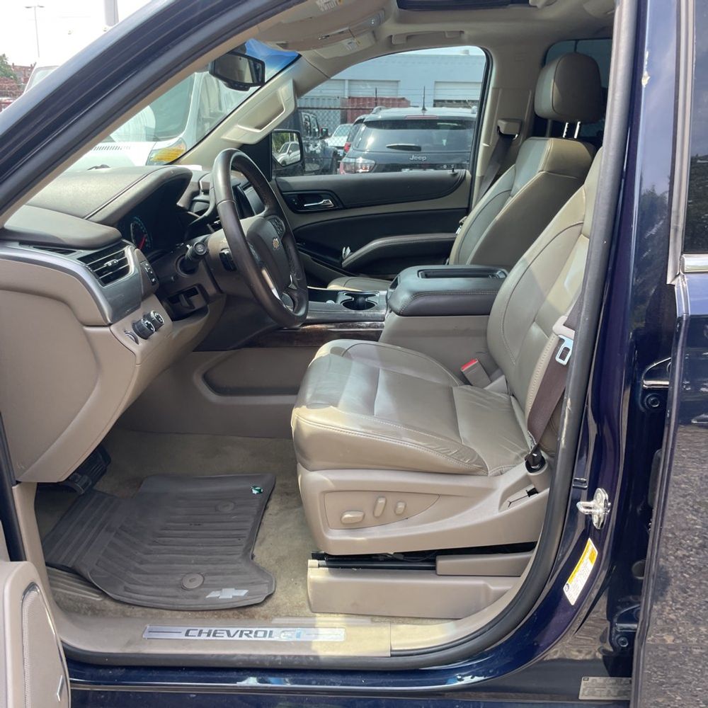 2017 Chevrolet Suburban LT photo 29