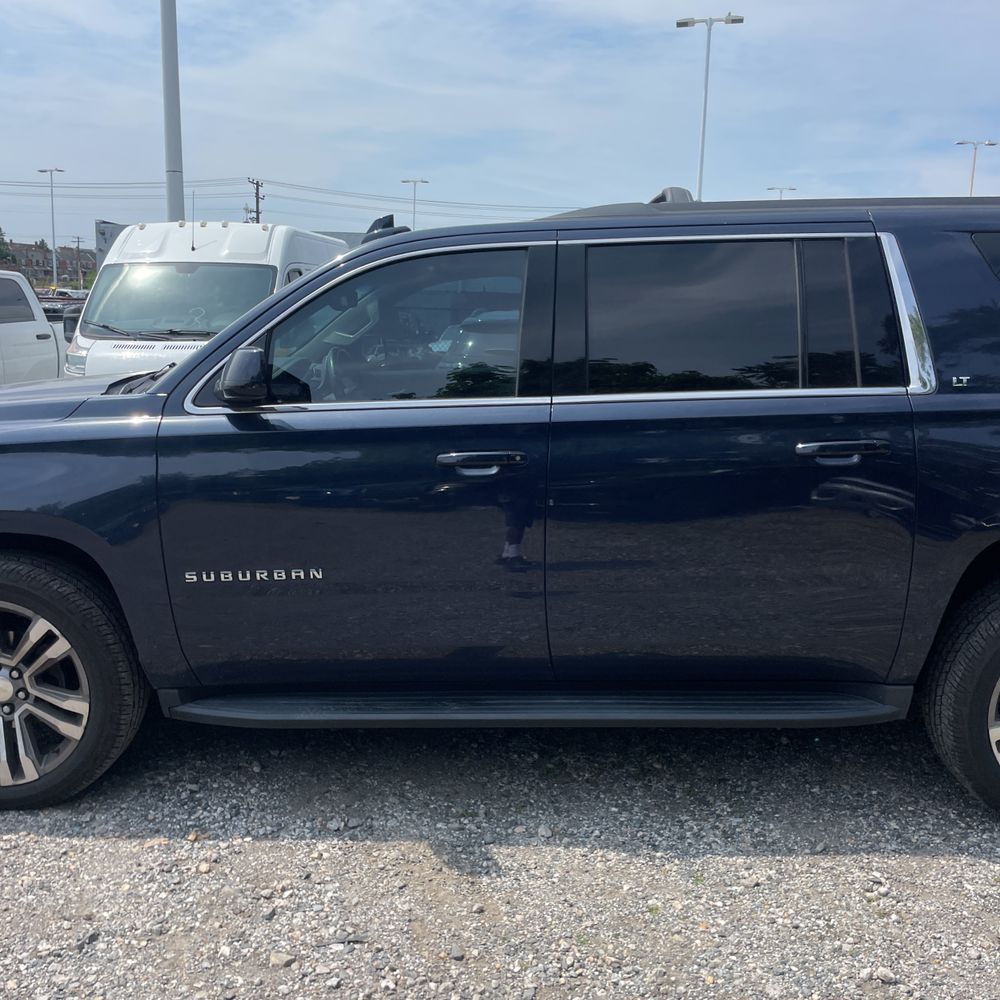 2017 Chevrolet Suburban LT photo 3