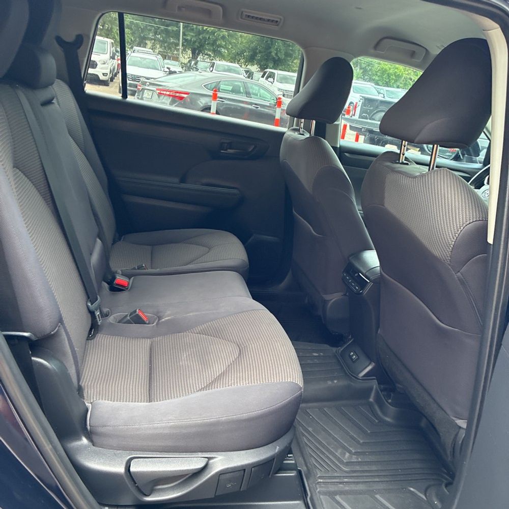 2021 Toyota Highlander LE photo 35