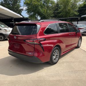 2021 Toyota SIENNA XLE 8-PASSENGER photo 8