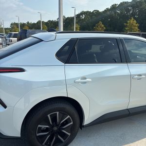 2026 Toyota BZ XLE PLUS — фото 9