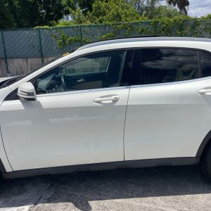 MERCEDES-BENZ GLA - 4