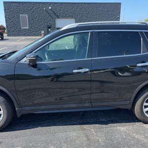 2017 Nissan ROGUE SV — фото 4