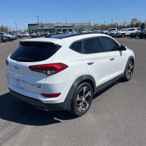 HYUNDAI TUCSON LIMITED - 8