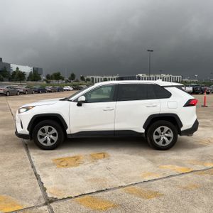 2022 Toyota RAV4 LE — фото 3