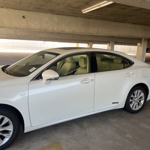 صورة 4 لـ 2013 Lexus ES 300H BASE