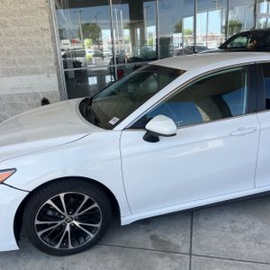 2020 Toyota CAMRY SE photo 2