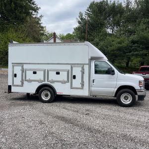 FORD E-350 CUTAWAY - 10