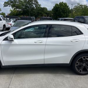 MERCEDES-BENZ GLA - 4
