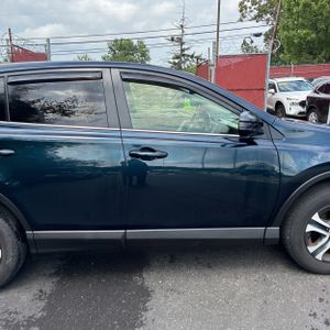 2018 Toyota RAV4 LE — фото 11