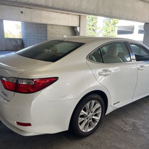 صورة 9 لـ 2013 Lexus ES 300H BASE