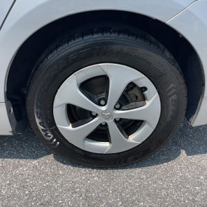 2015 Toyota PRIUS TWO thumbnail 18