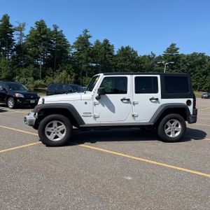 صورة 4 لـ 2017 JEEP WRANGLER UNLIMITED SPORT