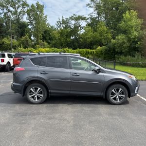 صورة 10 لـ 2017 Toyota RAV4 XLE