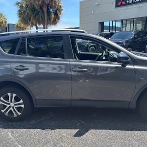 2016 Toyota RAV4 LE — фото 11