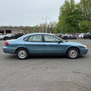 FORD TAURUS SE - 10