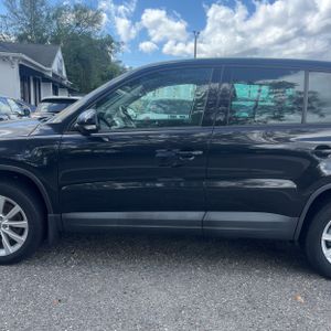 Volkswagen Tiguan S - 4