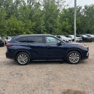 2024 Toyota HIGHLANDER LIMITED photo 10