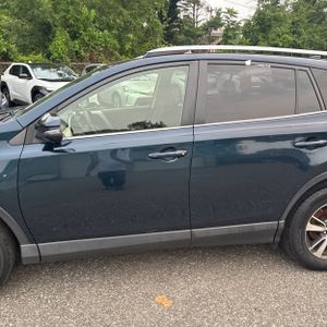 2017 Toyota RAV4 XLE — фото 4