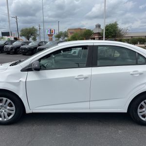 CHEVROLET SONIC LS AUTO - 4