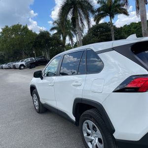 2025 Toyota RAV4 LE 照片 6