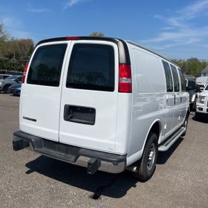 CHEVROLET EXPRESS 2500 - 8