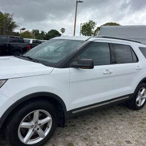 FORD EXPLORER XLT - 2